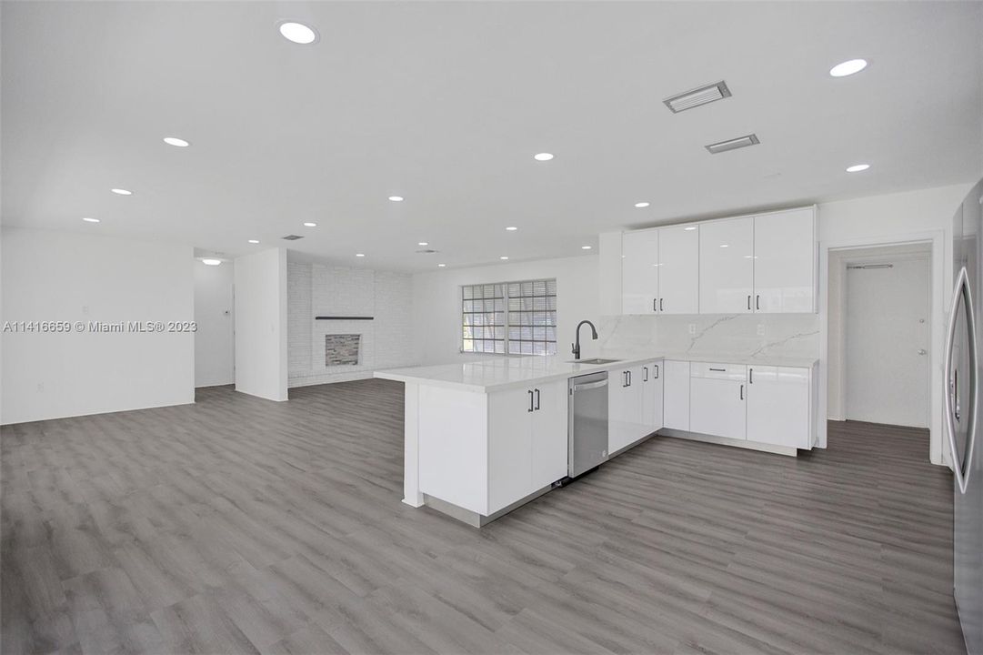 Recently Rented: $6,500 (3 beds, 2 baths, 1761 Square Feet)