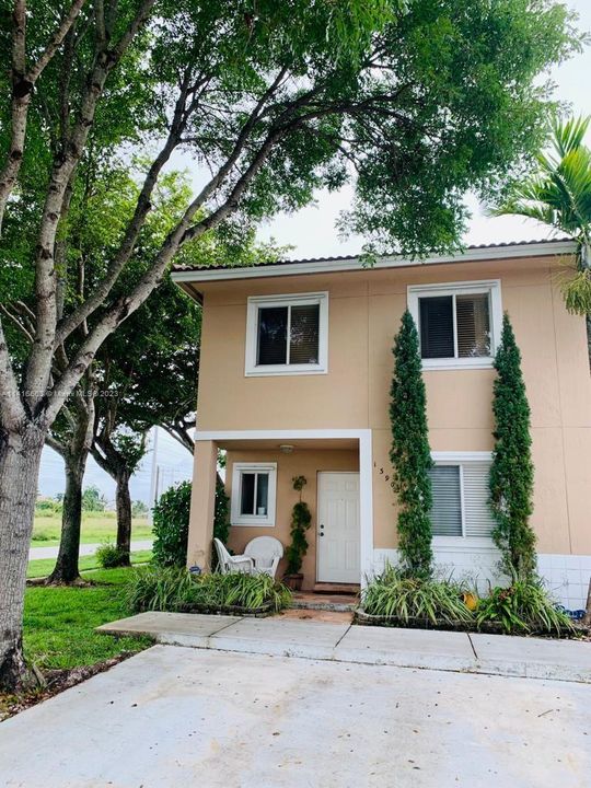 Recently Sold: $395,000 (3 beds, 2 baths, 1386 Square Feet)