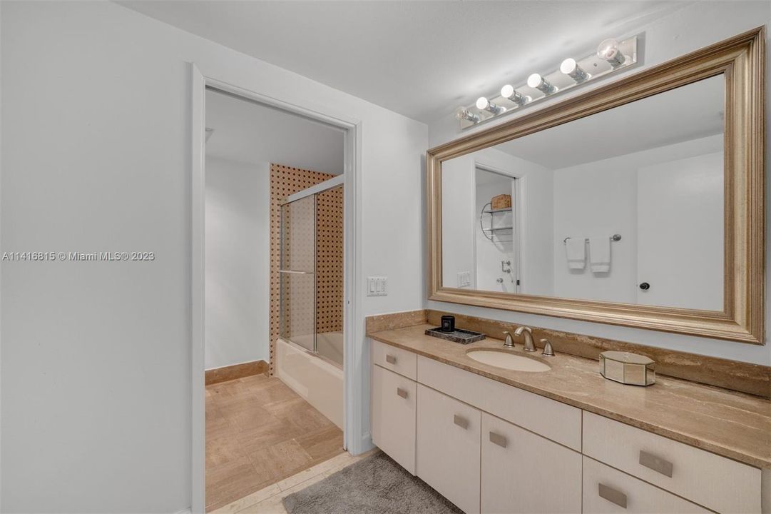 Recently Sold: $615,000 (2 beds, 1 baths, 1042 Square Feet)