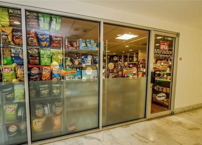 Recently Sold: $469,000 (1 beds, 1 baths, 990 Square Feet)