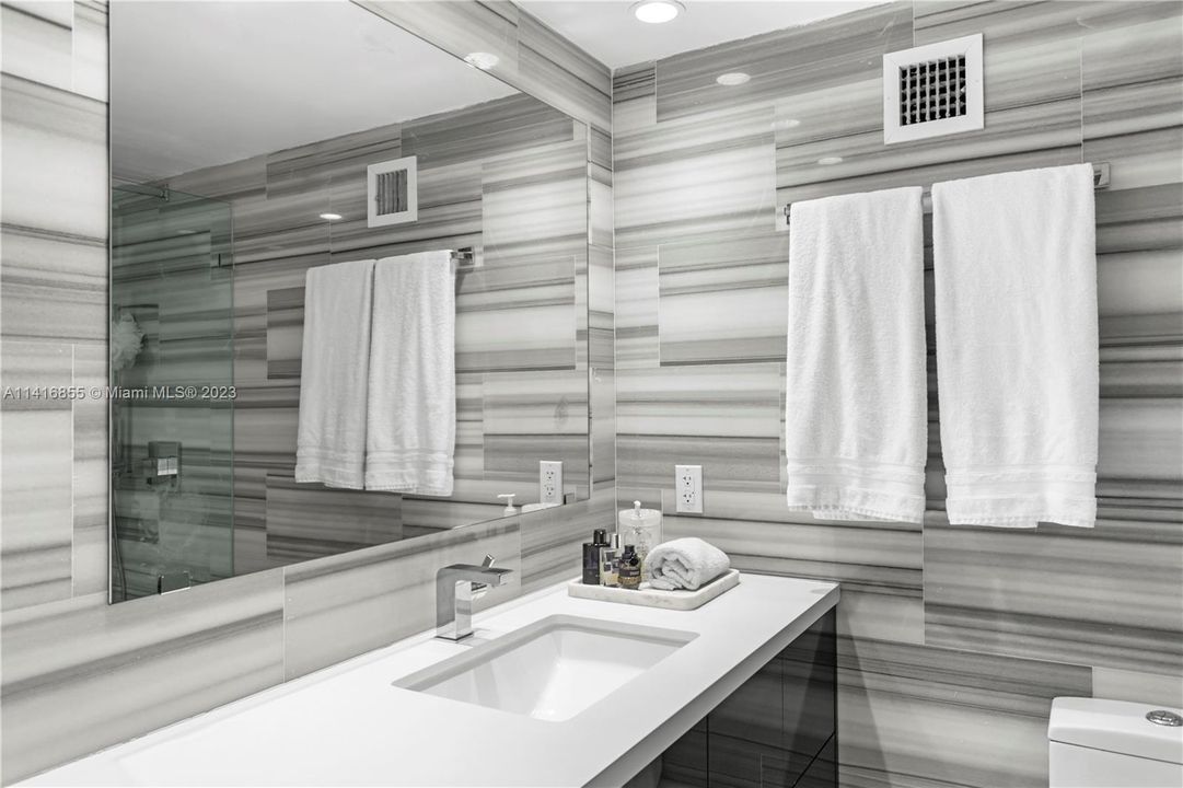 Recently Sold: $469,000 (1 beds, 1 baths, 990 Square Feet)