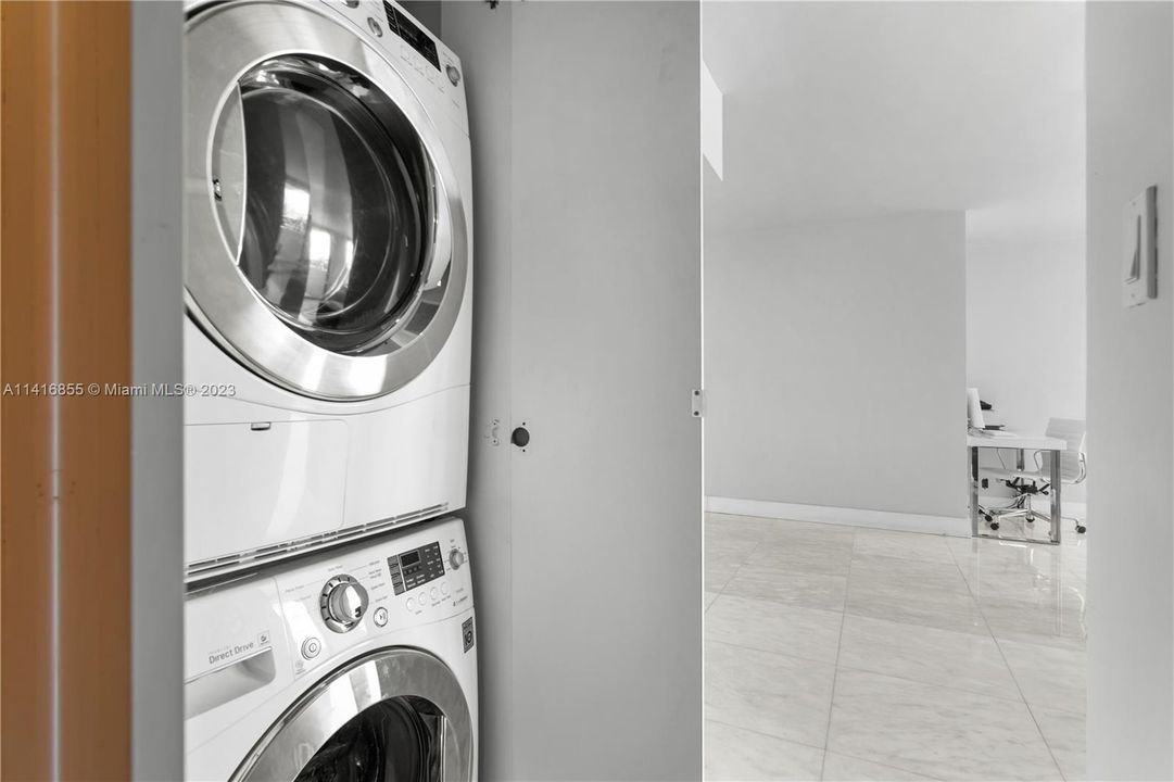 Recently Sold: $469,000 (1 beds, 1 baths, 990 Square Feet)