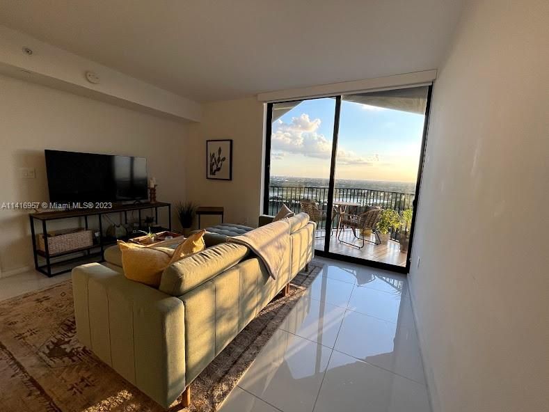 Recientemente alquilado: $3,000 (2 camas, 1 baños, 777 Pies cuadrados)