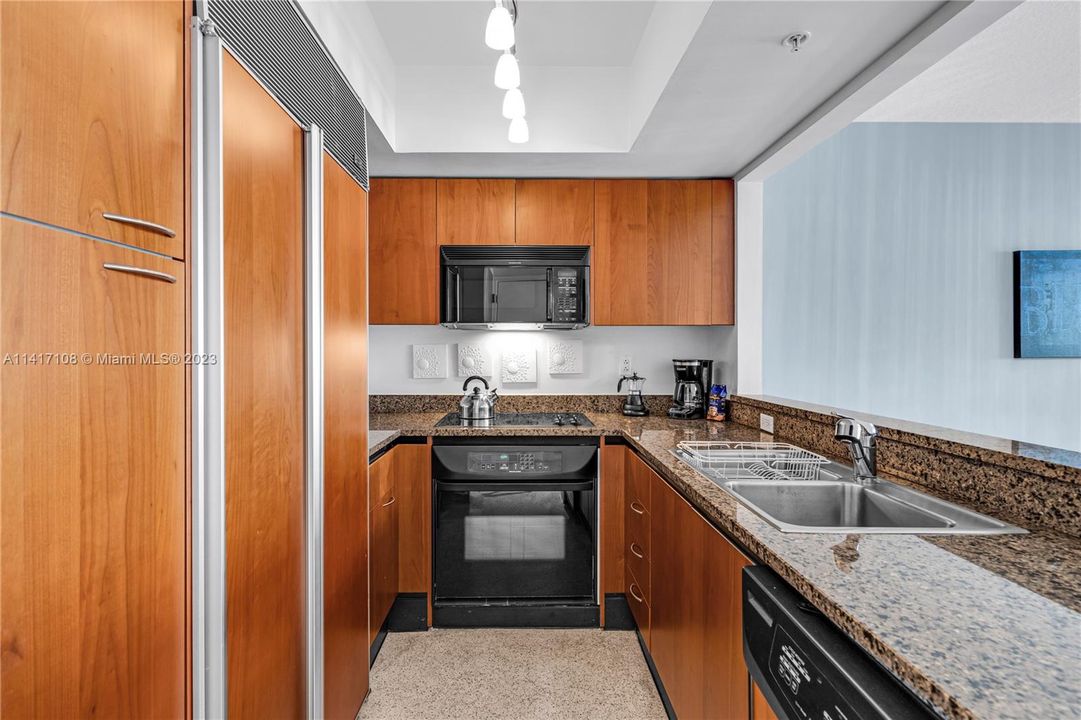 For Sale: $825,000 (1 beds, 1 baths, 940 Square Feet)