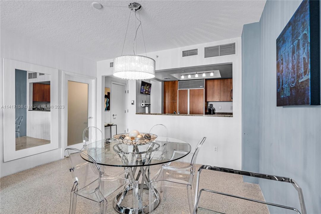 For Sale: $825,000 (1 beds, 1 baths, 940 Square Feet)