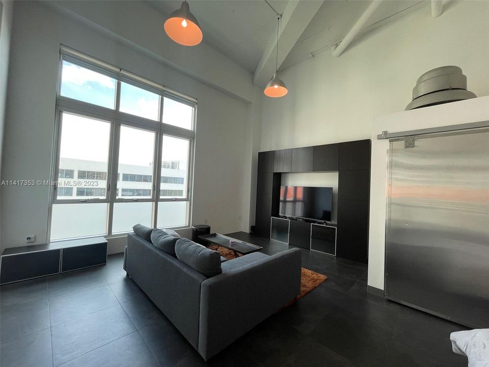 Recently Rented: $3,000 (1 beds, 1 baths, 890 Square Feet)