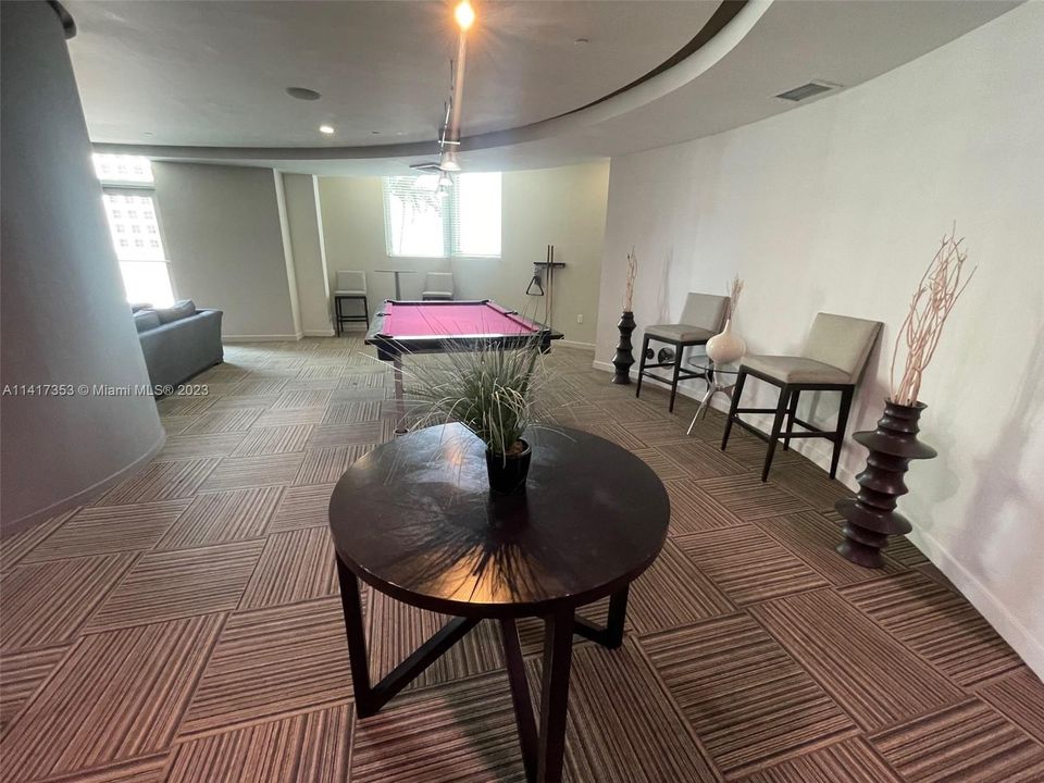 Recently Rented: $3,000 (1 beds, 1 baths, 890 Square Feet)