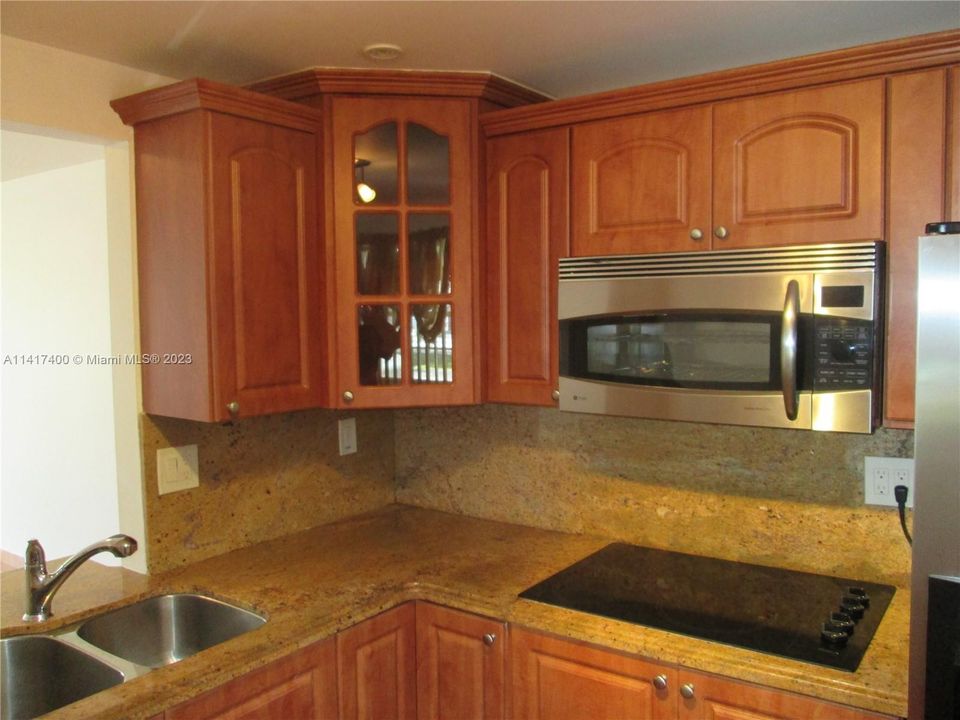 For Sale: $229,000 (1 beds, 1 baths, 812 Square Feet)