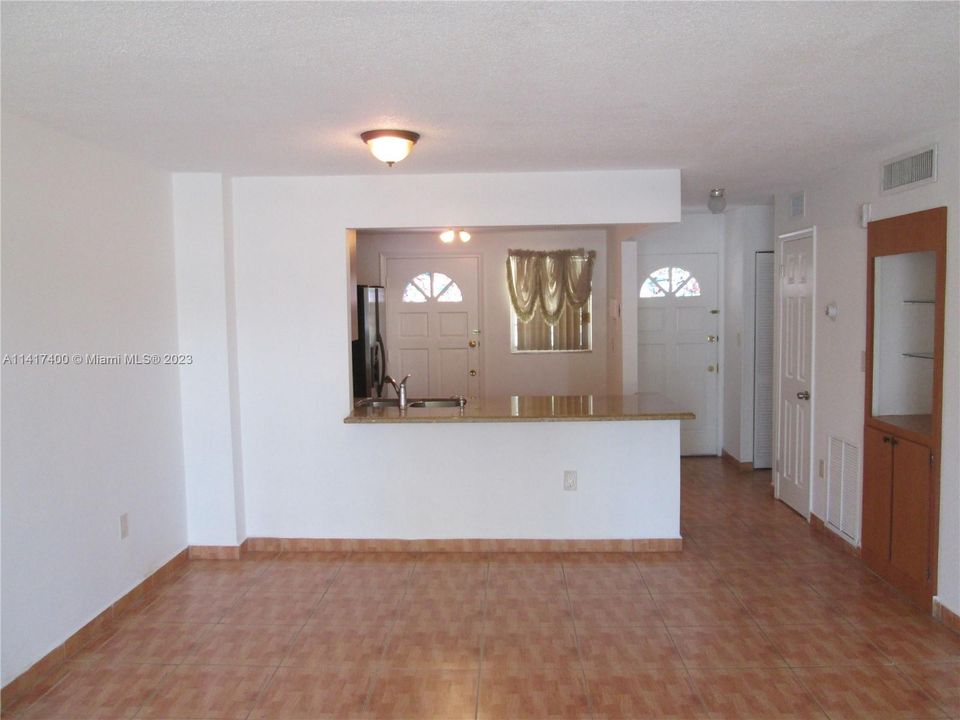 For Sale: $229,000 (1 beds, 1 baths, 812 Square Feet)