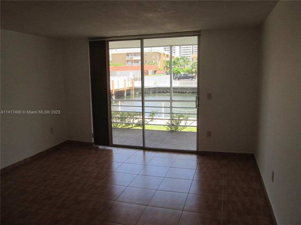 For Sale: $229,000 (1 beds, 1 baths, 812 Square Feet)