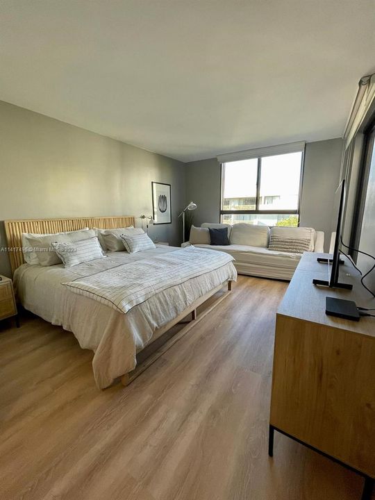 合同活跃: $10,000 (3 贝兹, 3 浴室, 1600 平方英尺)