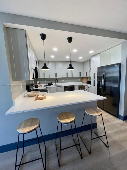 合同活跃: $10,000 (3 贝兹, 3 浴室, 1600 平方英尺)