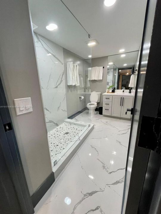 合同活跃: $10,000 (3 贝兹, 3 浴室, 1600 平方英尺)