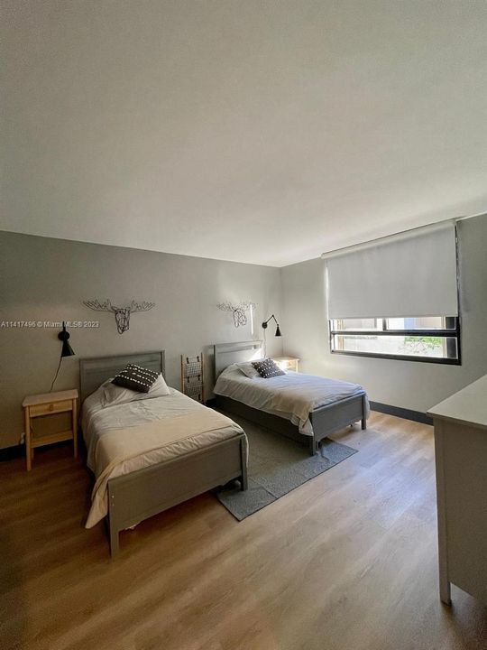 合同活跃: $10,000 (3 贝兹, 3 浴室, 1600 平方英尺)