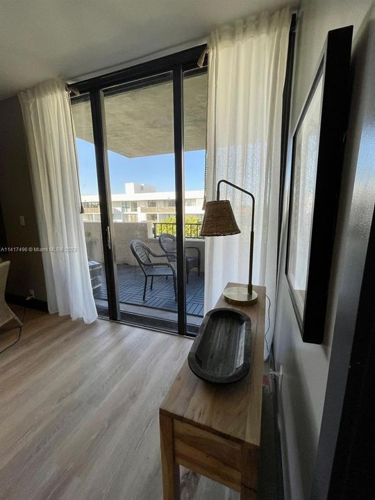 合同活跃: $10,000 (3 贝兹, 3 浴室, 1600 平方英尺)