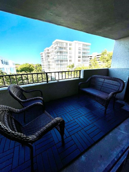 合同活跃: $10,000 (3 贝兹, 3 浴室, 1600 平方英尺)