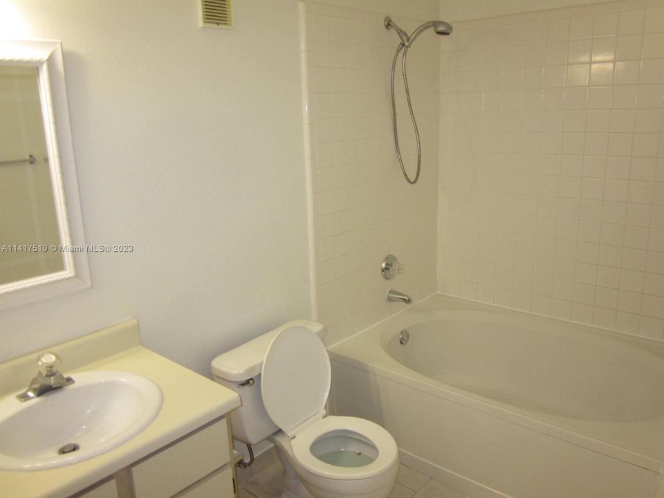 最近租的: $1,900 (1 贝兹, 1 浴室, 558 平方英尺)