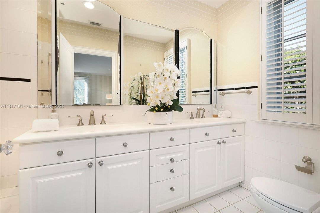 Recently Sold: $3,750,000 (5 beds, 4 baths, 4055 Square Feet)