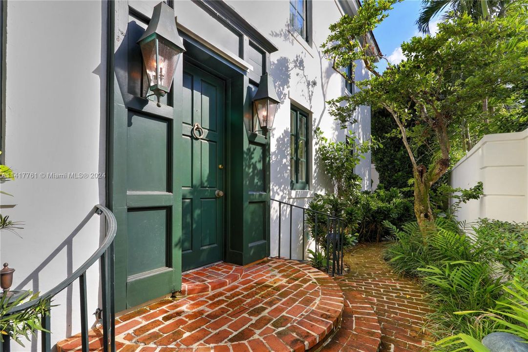 Recently Sold: $3,750,000 (5 beds, 4 baths, 4055 Square Feet)