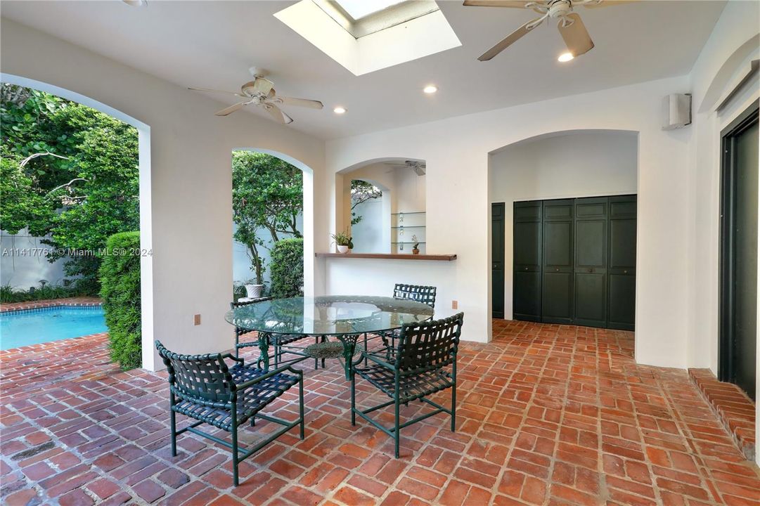 Recently Sold: $3,750,000 (5 beds, 4 baths, 4055 Square Feet)