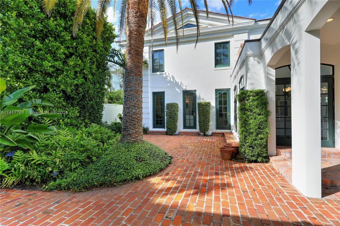 Recently Sold: $3,750,000 (5 beds, 4 baths, 4055 Square Feet)