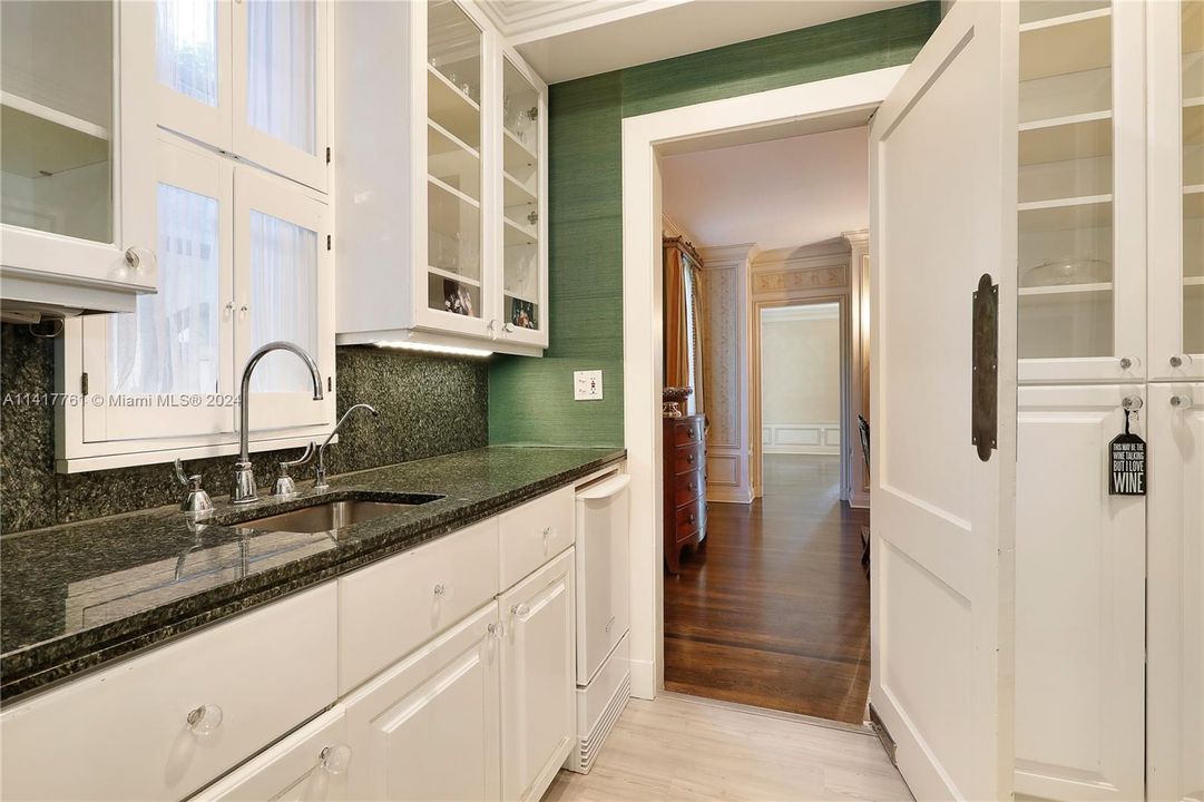 Recently Sold: $3,750,000 (5 beds, 4 baths, 4055 Square Feet)