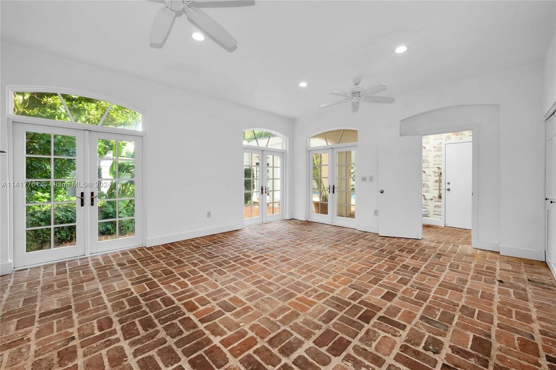 Recently Sold: $3,750,000 (5 beds, 4 baths, 4055 Square Feet)