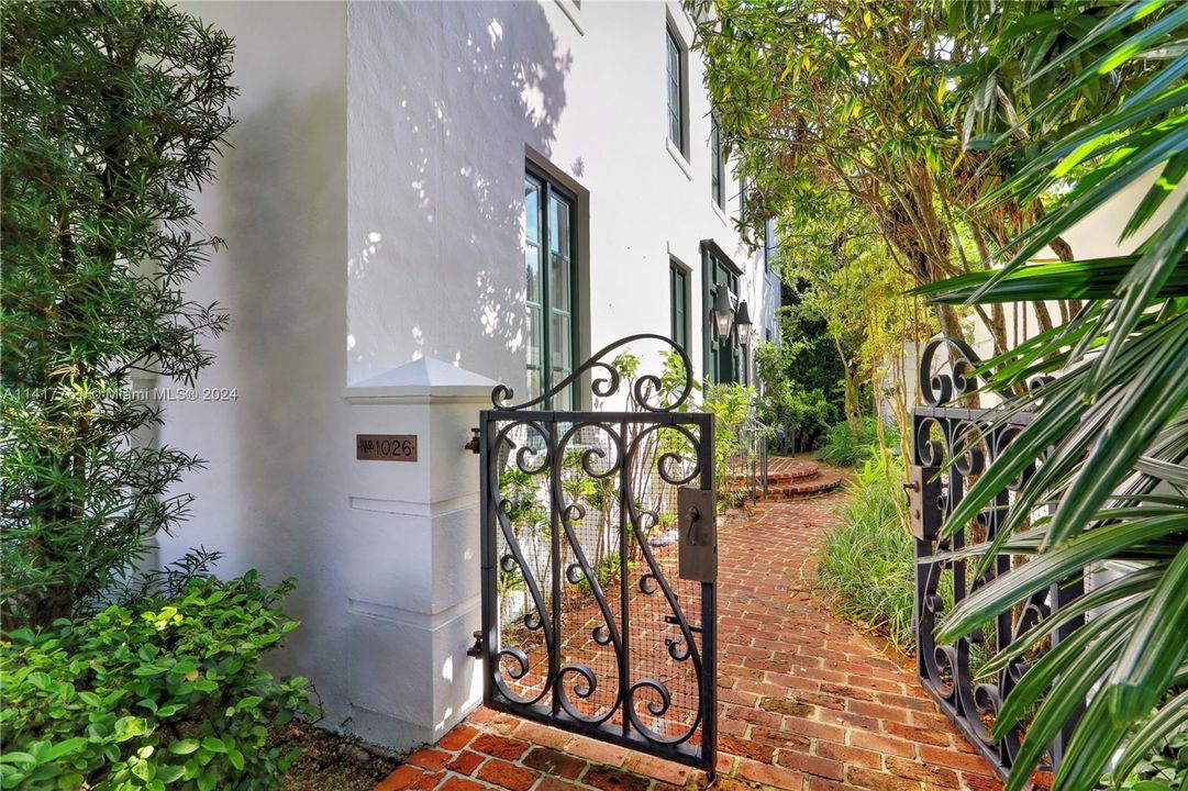 Recently Sold: $3,750,000 (5 beds, 4 baths, 4055 Square Feet)