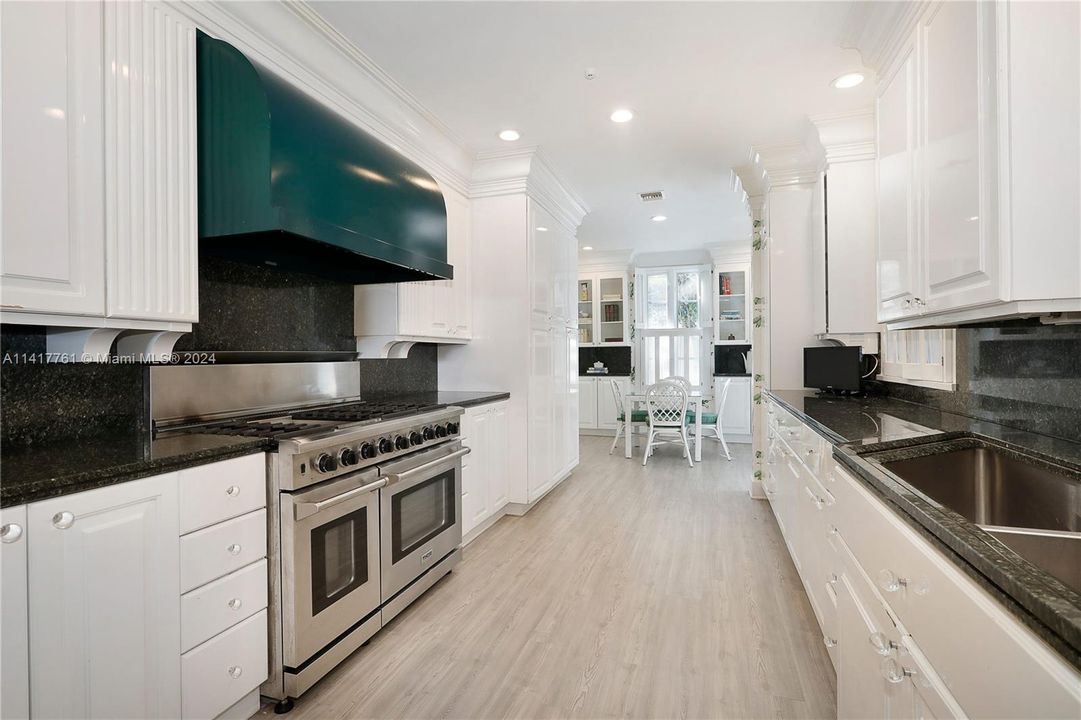 Recently Sold: $3,750,000 (5 beds, 4 baths, 4055 Square Feet)