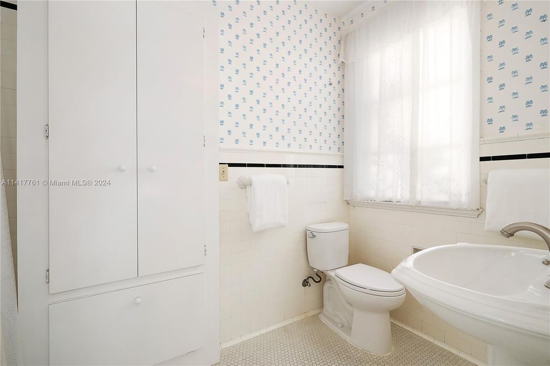 Recently Sold: $3,750,000 (5 beds, 4 baths, 4055 Square Feet)