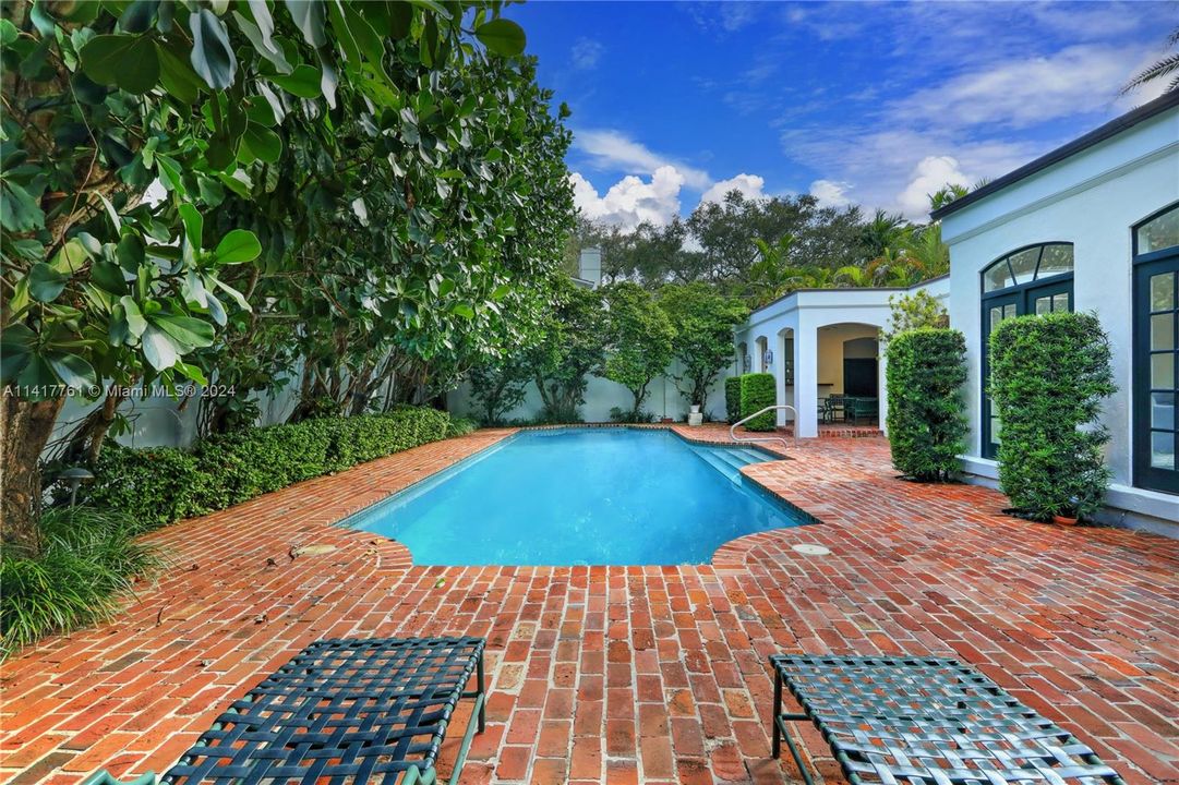 Recently Sold: $3,750,000 (5 beds, 4 baths, 4055 Square Feet)