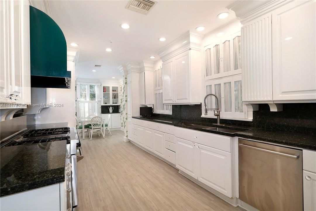 Recently Sold: $3,750,000 (5 beds, 4 baths, 4055 Square Feet)