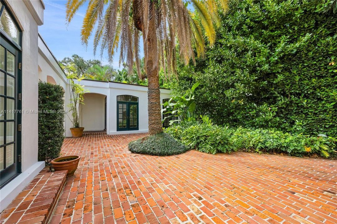 Recently Sold: $3,750,000 (5 beds, 4 baths, 4055 Square Feet)