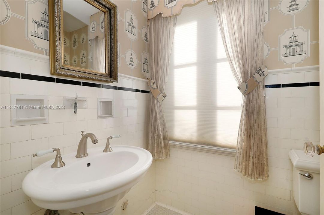 Recently Sold: $3,750,000 (5 beds, 4 baths, 4055 Square Feet)