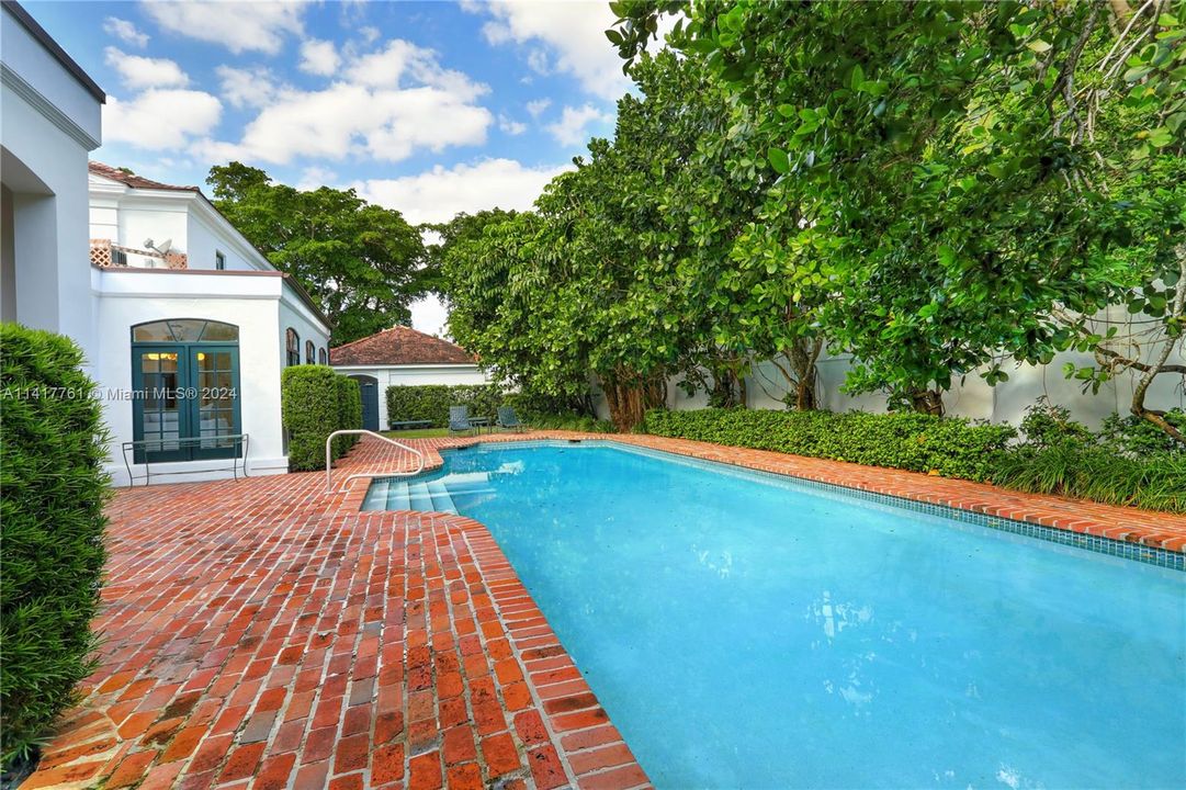 Recently Sold: $3,750,000 (5 beds, 4 baths, 4055 Square Feet)