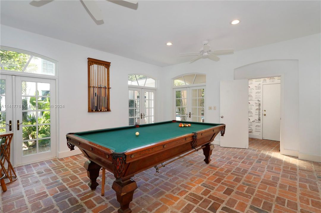 Recently Sold: $3,750,000 (5 beds, 4 baths, 4055 Square Feet)