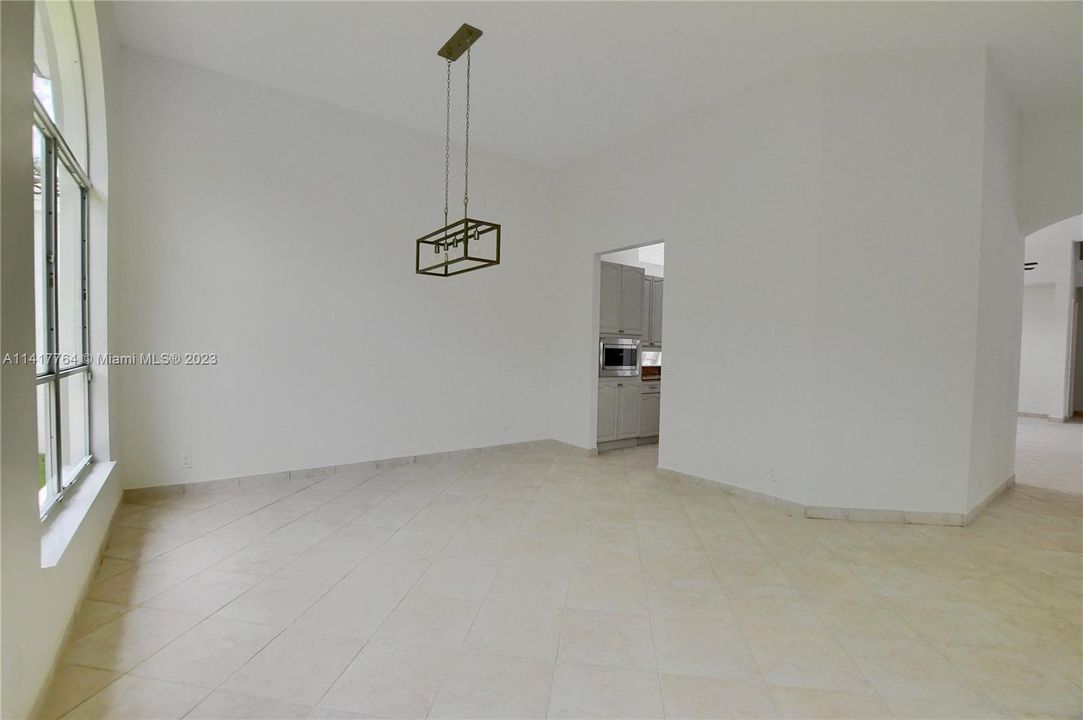 Vendido Recientemente: $1,200,000 (5 camas, 4 baños, 3395 Pies cuadrados)