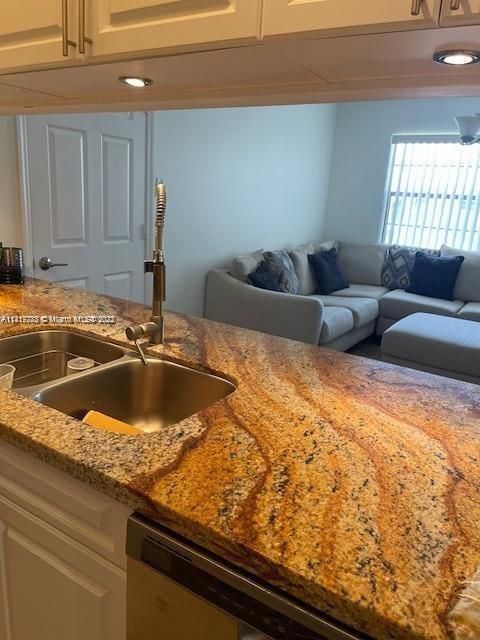 Recently Sold: $249,999 (2 beds, 2 baths, 800 Square Feet)