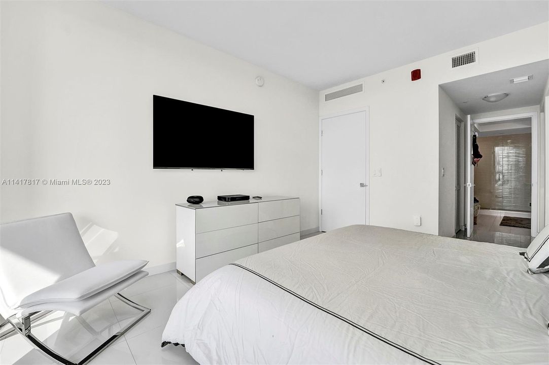 Recently Rented: $3,300 (2 beds, 2 baths, 1244 Square Feet)