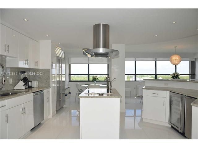 Recently Sold: $2,199,000 (3 beds, 2 baths, 2614 Square Feet)