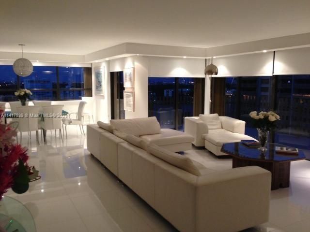 Recently Sold: $2,199,000 (3 beds, 2 baths, 2614 Square Feet)