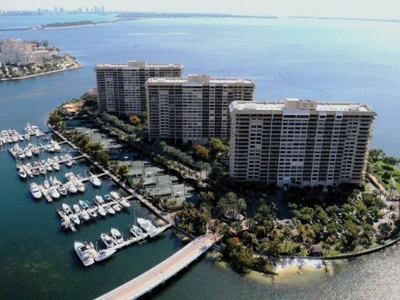 Recently Sold: $2,199,000 (3 beds, 2 baths, 2614 Square Feet)