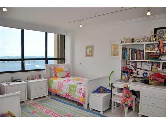 Recently Sold: $2,199,000 (3 beds, 2 baths, 2614 Square Feet)