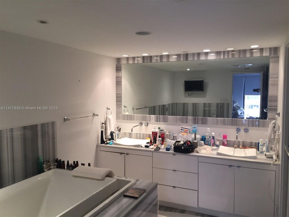 Recently Sold: $2,199,000 (3 beds, 2 baths, 2614 Square Feet)