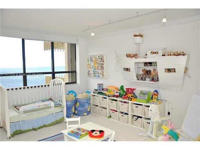 Recently Sold: $2,199,000 (3 beds, 2 baths, 2614 Square Feet)