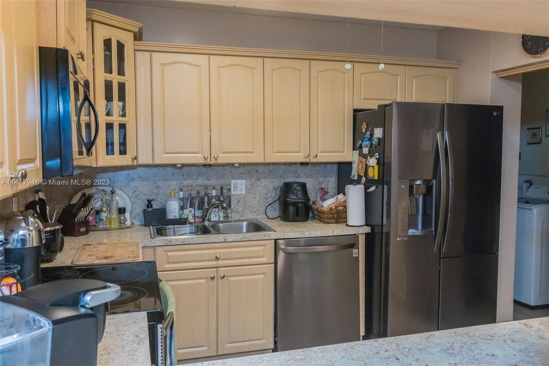 Recently Sold: $689,000 (4 beds, 4 baths, 2337 Square Feet)