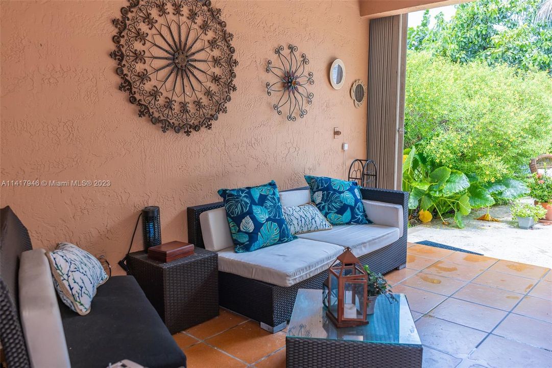 Recently Sold: $689,000 (4 beds, 4 baths, 2337 Square Feet)