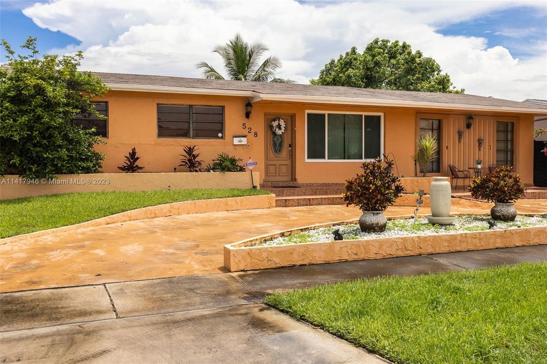 Recently Sold: $689,000 (4 beds, 4 baths, 2337 Square Feet)