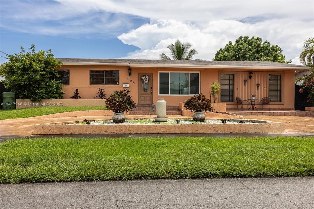 Recently Sold: $689,000 (4 beds, 4 baths, 2337 Square Feet)