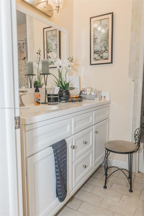 Recently Sold: $689,000 (4 beds, 4 baths, 2337 Square Feet)